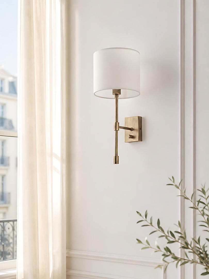 Applique murale Atticus avec abat-jour en tissu - Lampe murale moderne en laiton pour chambre et couloir