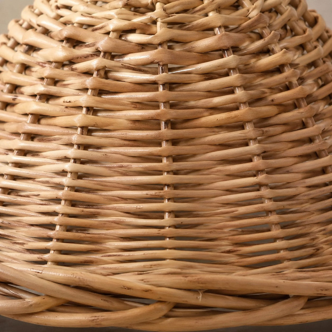 Lampe de table avec abat-jour en rotin tressé à la main et structure métallique courbée