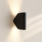 Charger l'image dans la visionneuse de galerie, Textured Rim Pointed Shade Aluminium Wall Light