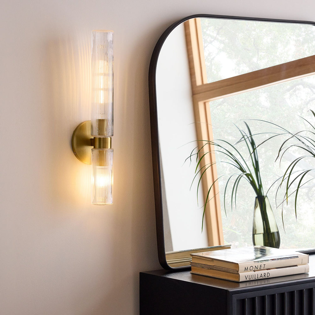 Applique murale Rivora en tube de verre strié – Luminaire double tube en laiton cannelé