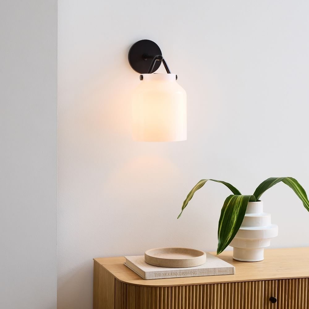 Applique minimaliste Hanton – Applique vintage en verre laiteux et accents métalliques 