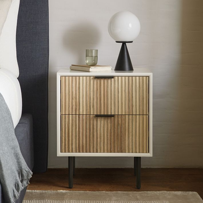 Lámpara de mesa moderna Ulvara: globo de cristal y base cónica para un dormitorio luminoso.
