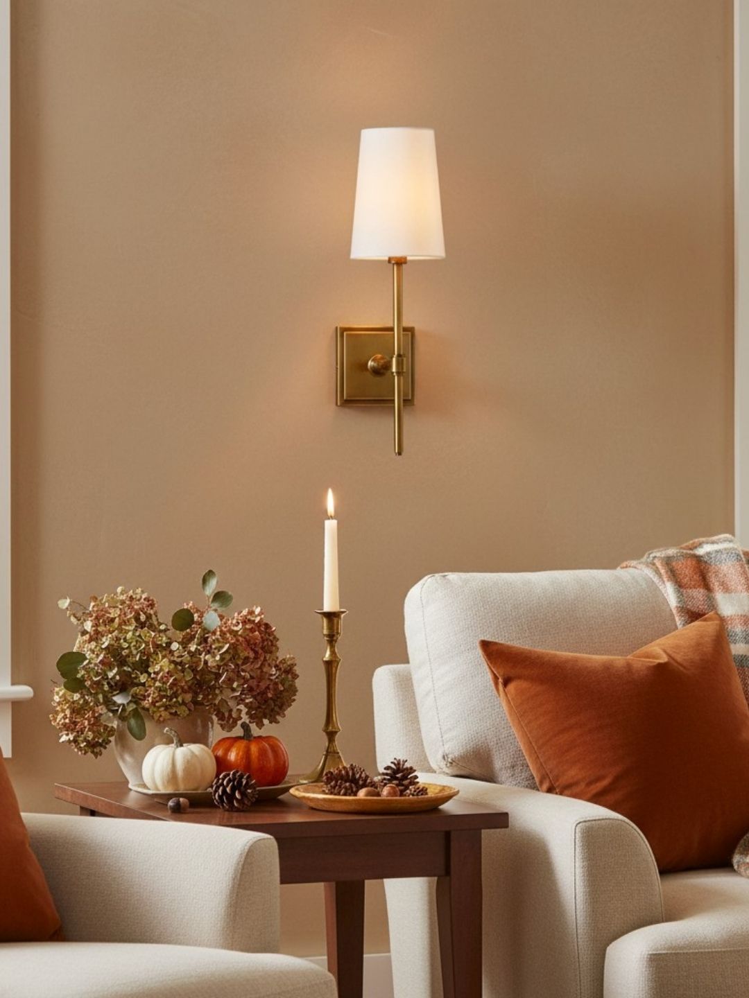 Lámpara de pared Rowan con pantalla de lino blanco elegante – Lámpara de pared retro de metal para dormitorio y pasillo