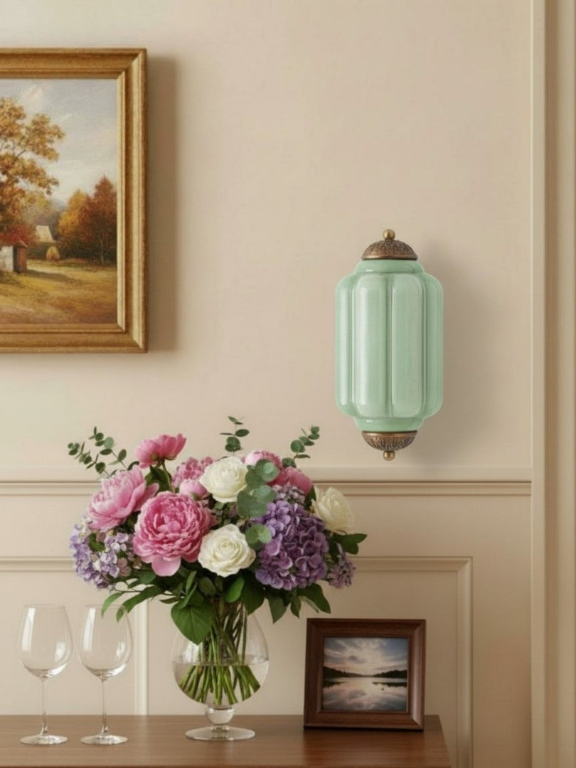 Aplique de pared Eloise vintage de vidrio lechoso festoneado: iluminación de acento moderna para baño y dormitorio